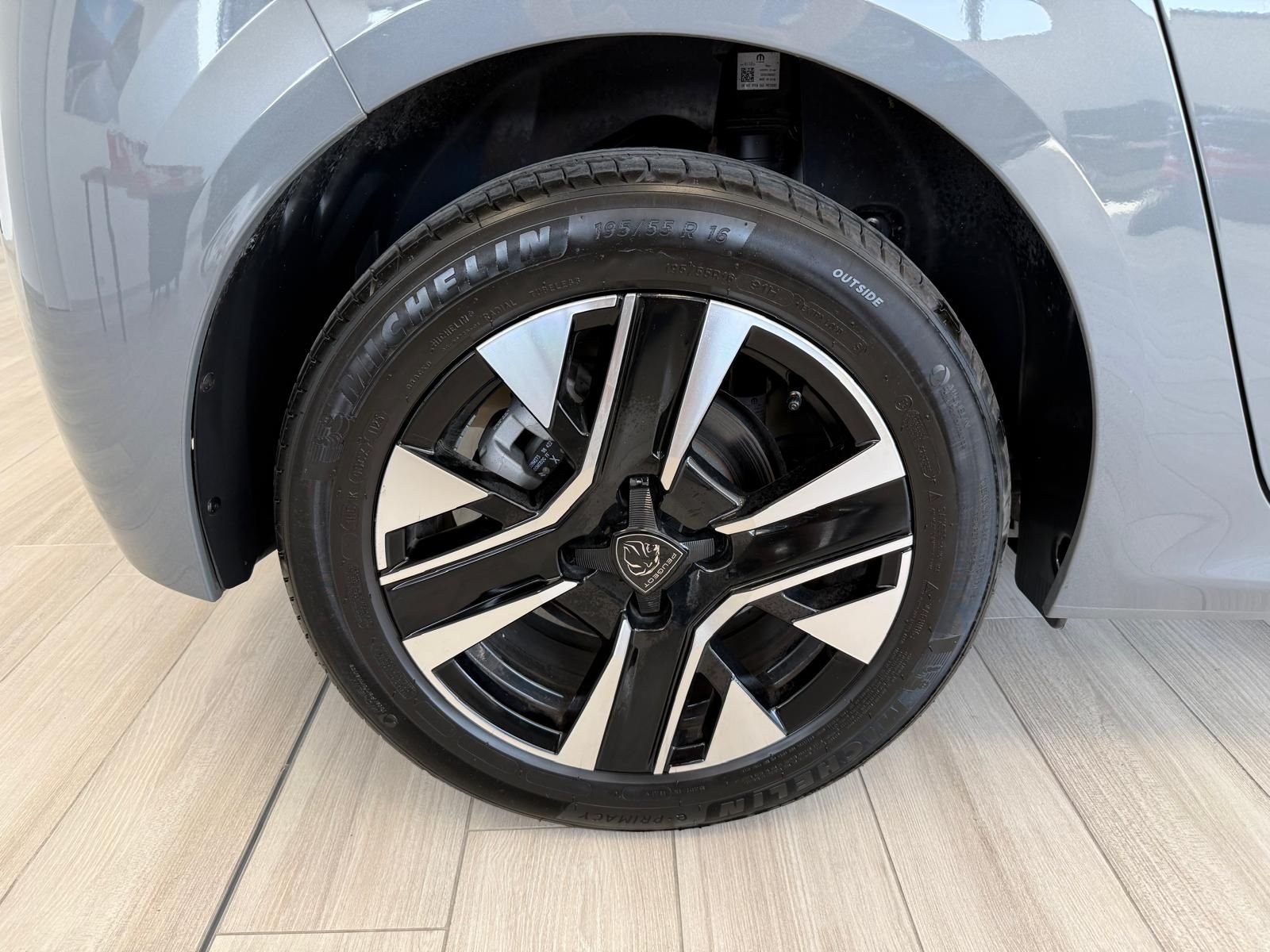 Peugeot 208  Allure 100